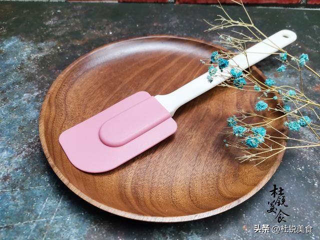 蛋糕烘焙设备价格，烘焙中的常用设备简介（除了烤箱备齐这6种烘焙工具就行）