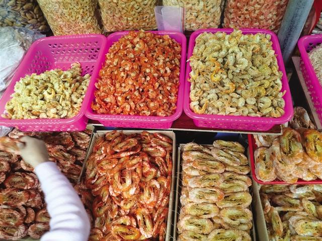 红花蟹好吃还是蓝花蟹好吃，红花蟹好吃还是蓝花蟹好吃呢（海口海鲜市场人头攒动）