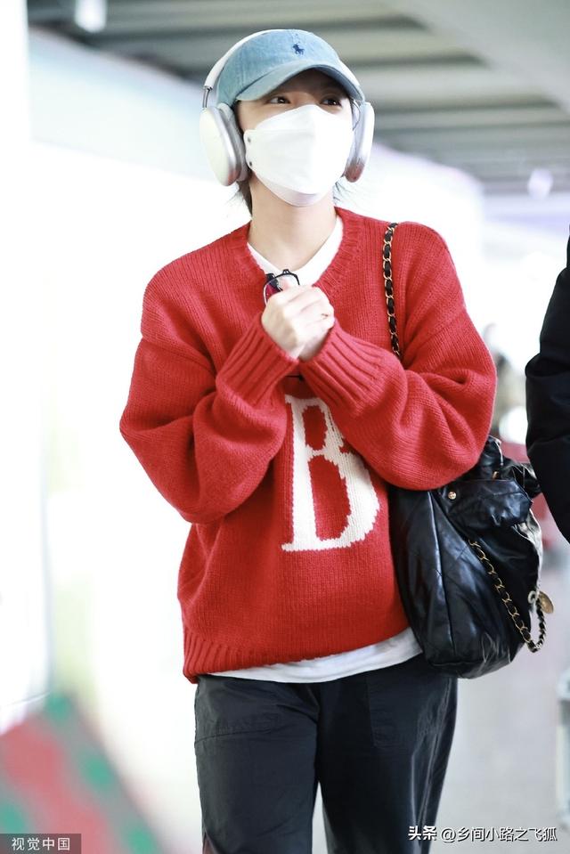 大红色毛衣搭配，红色毛衣搭配指南（章若楠穿红色毛衣低调出行）