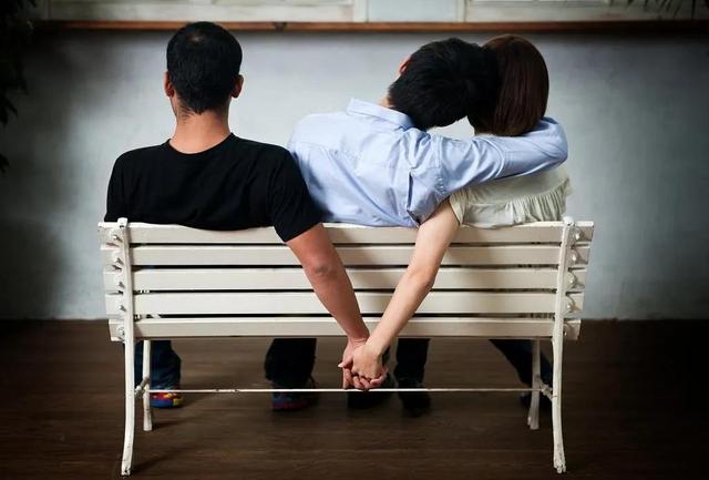 男朋友出轨为什么还说爱自己，男人很爱自己女朋友为什么还出轨（老公看到我出轨还是对我好呢）