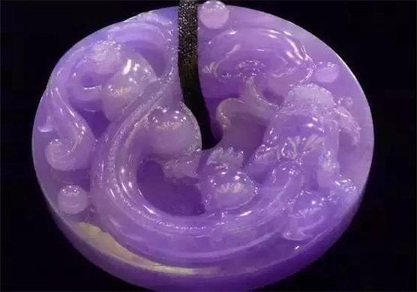 帝王紫和帝王绿翡翠哪个好，红翡翠和帝王绿哪个比较值钱（10万块钱买来的翡翠原石）