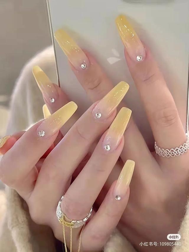 指甲油裸色和透明色有什么区别，护甲油和透明色的指甲油一样吗（显白好看，春夏必做）