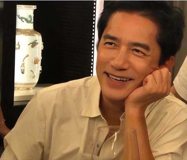 梁朝伟和刘嘉玲，梁朝伟刘嘉玲年轻时合照（酒到浓时香自溢。你为什么嫁我）