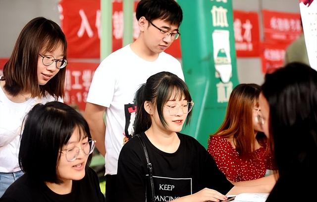 好就业的专业排名女生，女生好就业的专业排名（未来十年女生好就业的专业）