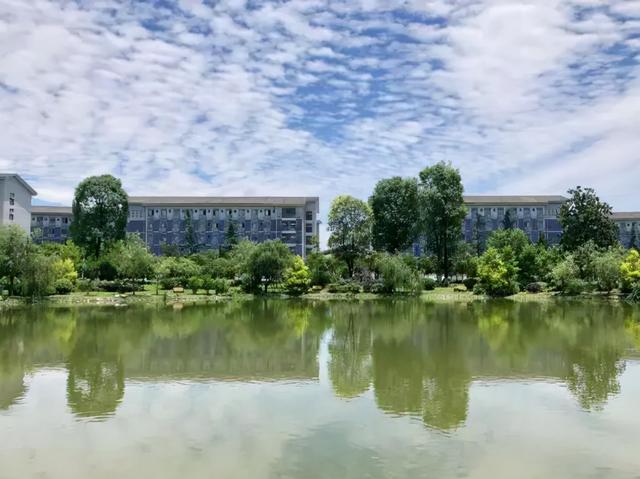 成都工商职业技术学校，四川工商职业技术学院2019年招生章程（打卡这所AAA级景区标准高校）