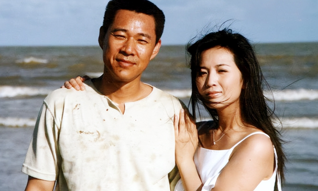 霍凡：嫁给大12岁张丰毅，结婚28年却不要孩子，她到底图什么？