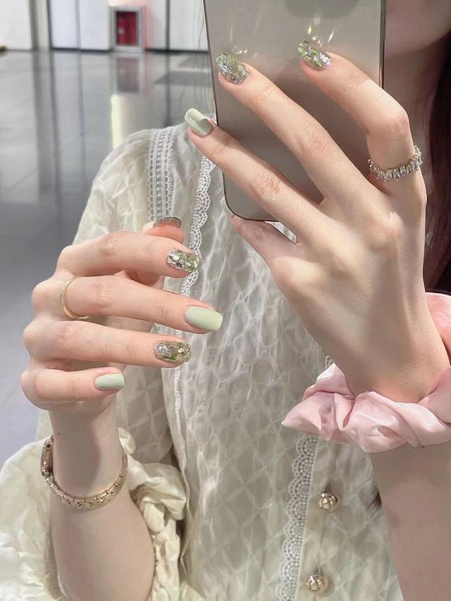 美甲图片大全2022新款式显白夏天，美甲图片新款式显白（2022美甲推荐丨高颜值巨显白）