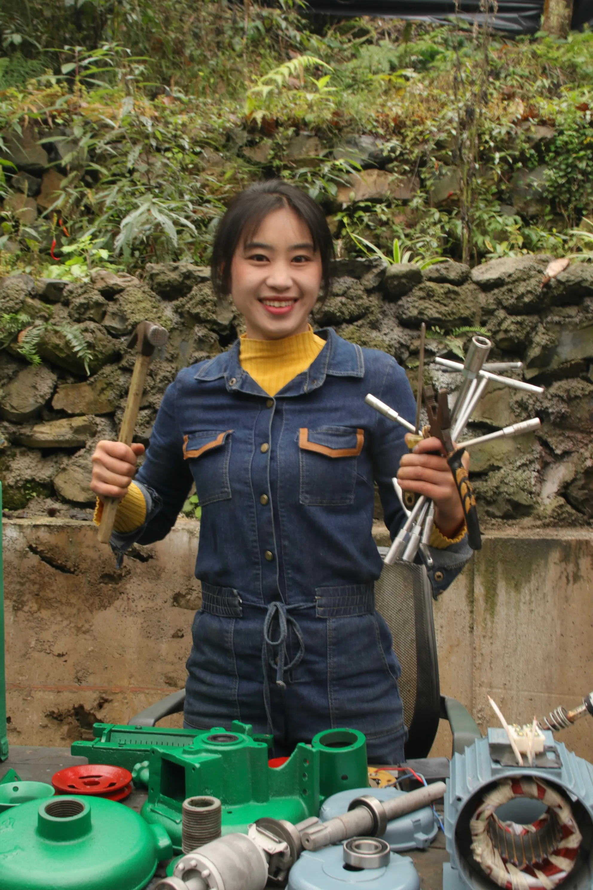 "重工李子柒"林果儿,弟弟打工供她上大学,如今成最美机械女神