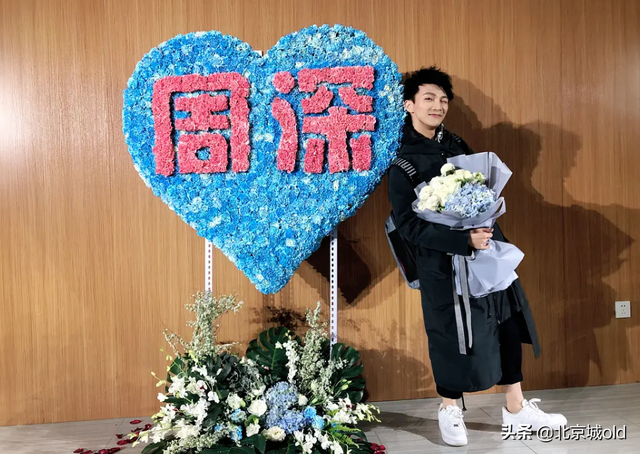 周深新歌疯狂内卷，央视点名表扬，出道八周年话题，掀起全网热议
