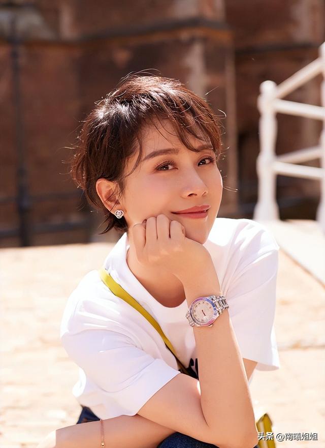 减龄中短卷发30款，建议4、50岁的女人
