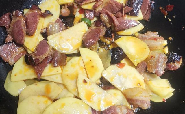 腊肉炒土豆的做法，腊肉炒土豆的家常做法（冬季家中常备的腊肉土豆成绝配）