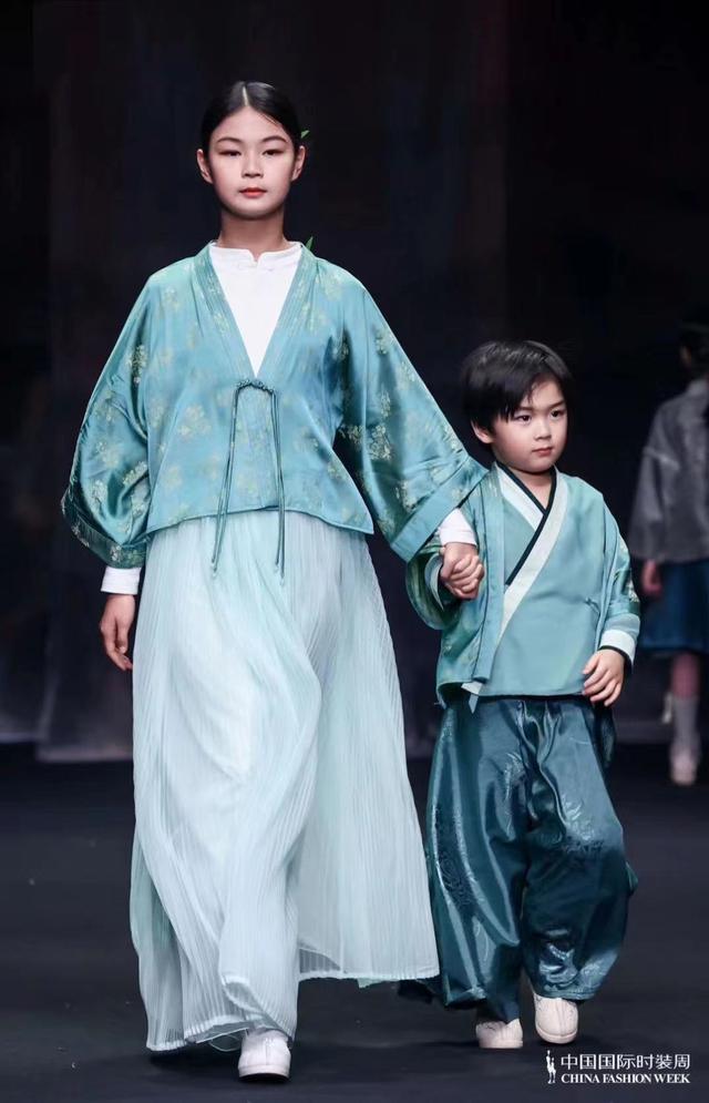 肩上的云歌词，肩上云系列在2023秋冬中国国际时装首秀