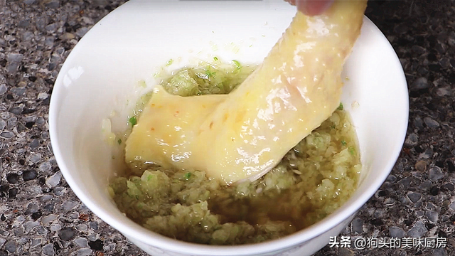 整只鸡怎么做好吃，整鸡怎么做好吃又简单（跟60年的大厨学的隔水蒸鸡）