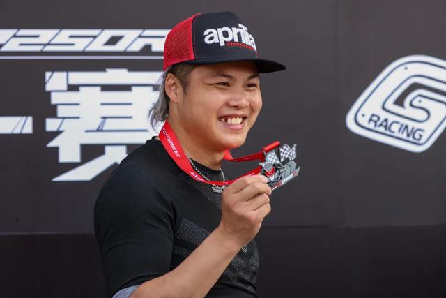 如何成为一名职业赛车手，怎么成为职业赛车手（原来普通人也可以成为专业车手）