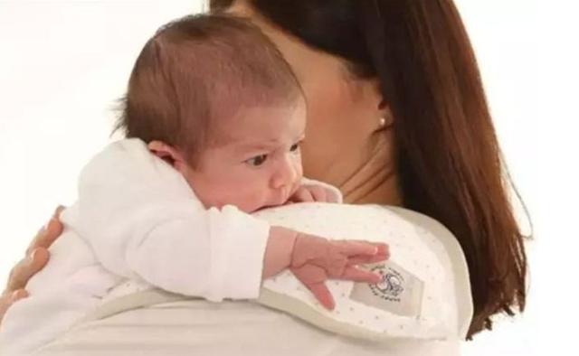 宝宝熟睡中突然呕吐，2岁宝宝熟睡中突然呕吐（宝宝吃奶睡着了）