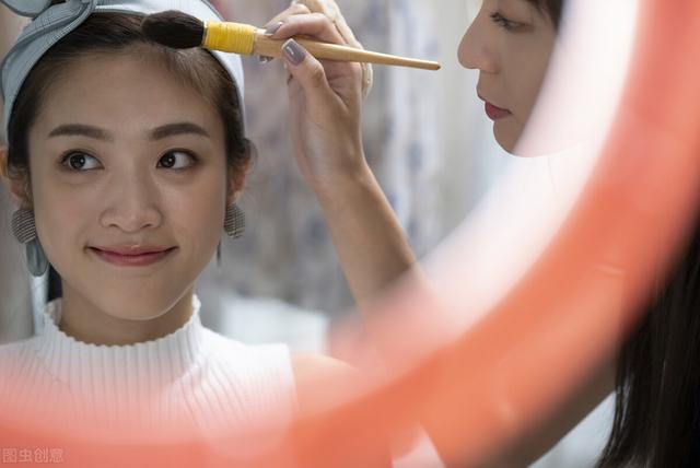 一个新手学美容要多久，30岁学美容是不是太晚了（化妆小白想学习化妆）