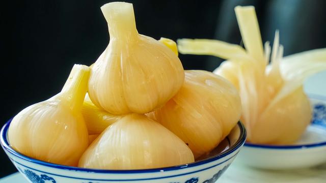 大蒜怎么腌制好吃，怎样腌大蒜好吃（三个步骤搞定腌“糖蒜”酸爽爽脆）
