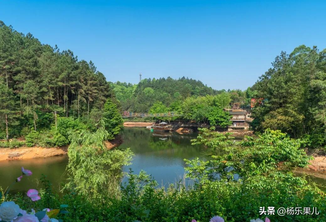 尖山自然风景旅游区位于四川省自贡市自流井区荣边镇,景区占地总面积5