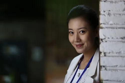 高露，为了爱情放弃事业，嫁给圈外人丈夫，如今儿女双全太过幸福