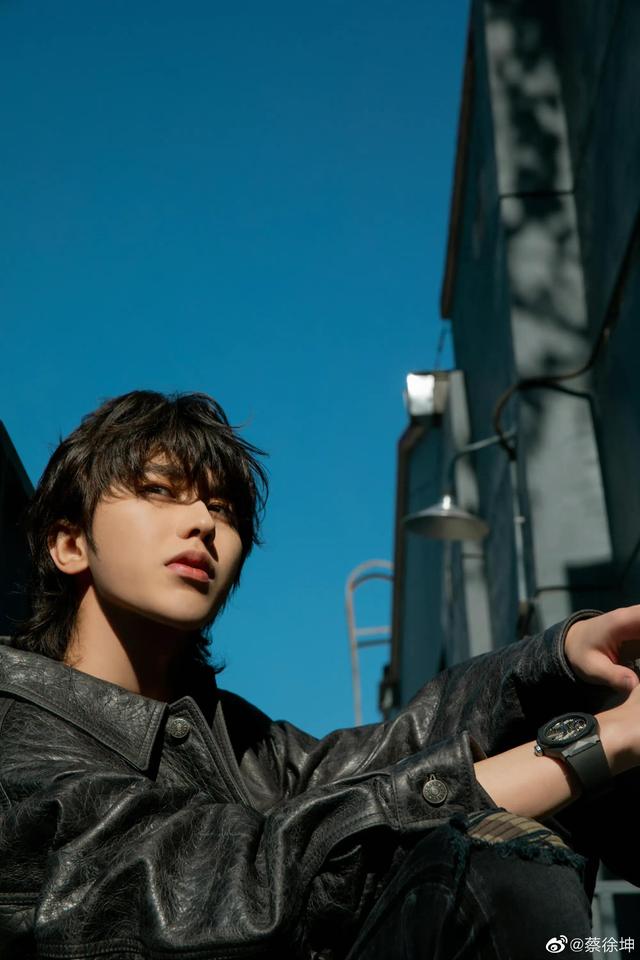 可爱帅气的蔡徐坤舞台图片精选 喜欢他的举个手呀，蔡徐坤照片高清帅气可爱（蔡徐坤帅照合集，简直不要太帅）