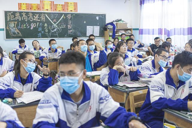 新疆和北京时差，新疆跟内地有几个小时的时差（到新疆千万不能相信干到天黑就下班这句话）