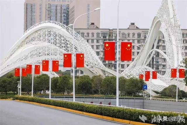 五星红旗正确挂法，五星红旗竖着挂的标准（南京的挂法和武汉的挂法对比）