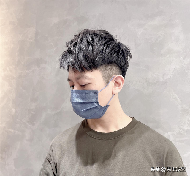 初中男生帅气发型，适合霸气初中男生的发型（适合“学生党”的3款帅气发型）