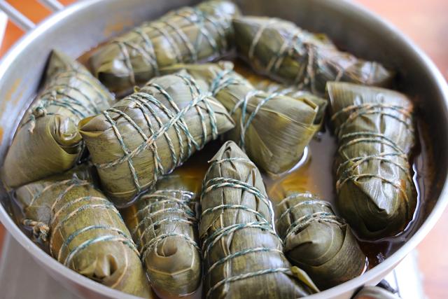 蛋黄粽子的做法和配料窍门，蛋黄粽子的做法和配料视频（每年必做的蛋黄肉粽）