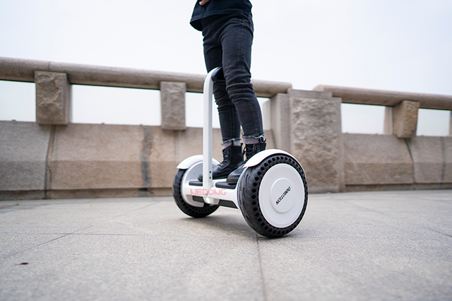 滑板车怎么玩，滑板车怎么玩 初学者（让孩子玩平衡车滑板车合适吗）