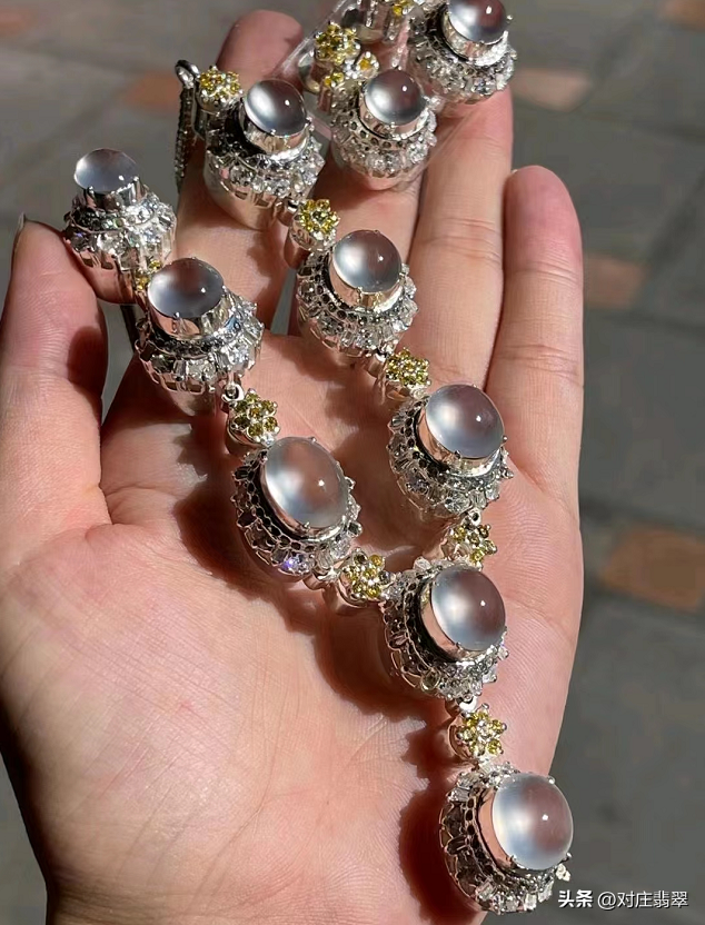 什么叫玻璃种翡翠，翡翠中的玻璃种是什么样的（无色玻璃种翡翠的璀璨之美）