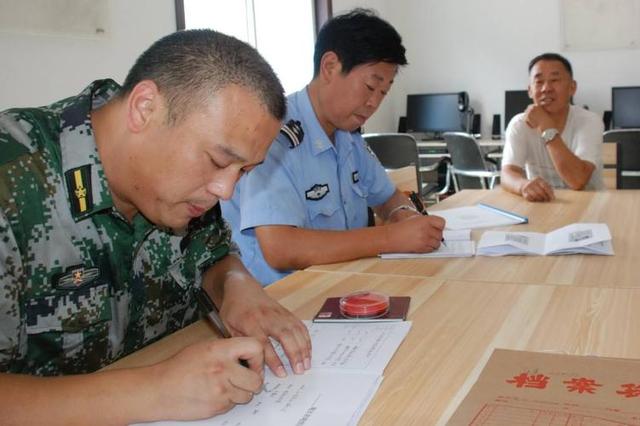 家庭主要成员包括哪些人，主要社会关系主要包括哪些人（你直系亲属的这些行为）