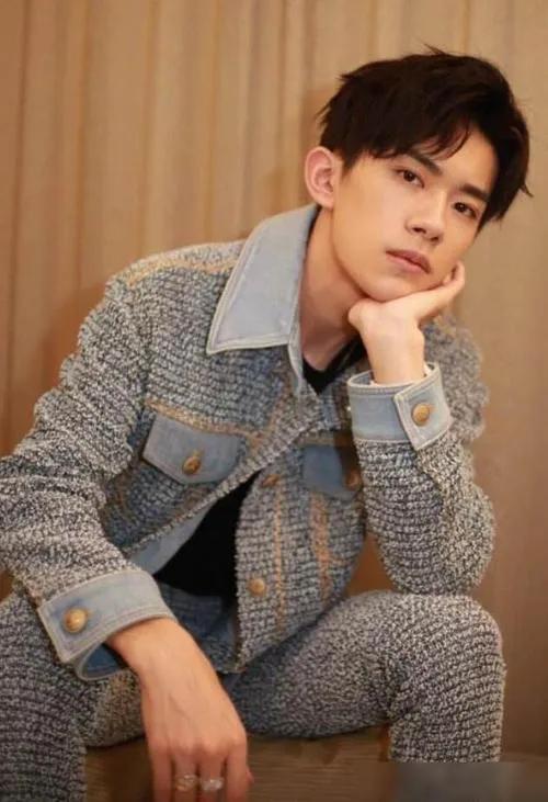 易烊千玺的真实年龄，易烊千玺14岁到17岁外貌变化（“谦逊低调”的易烊千玺）