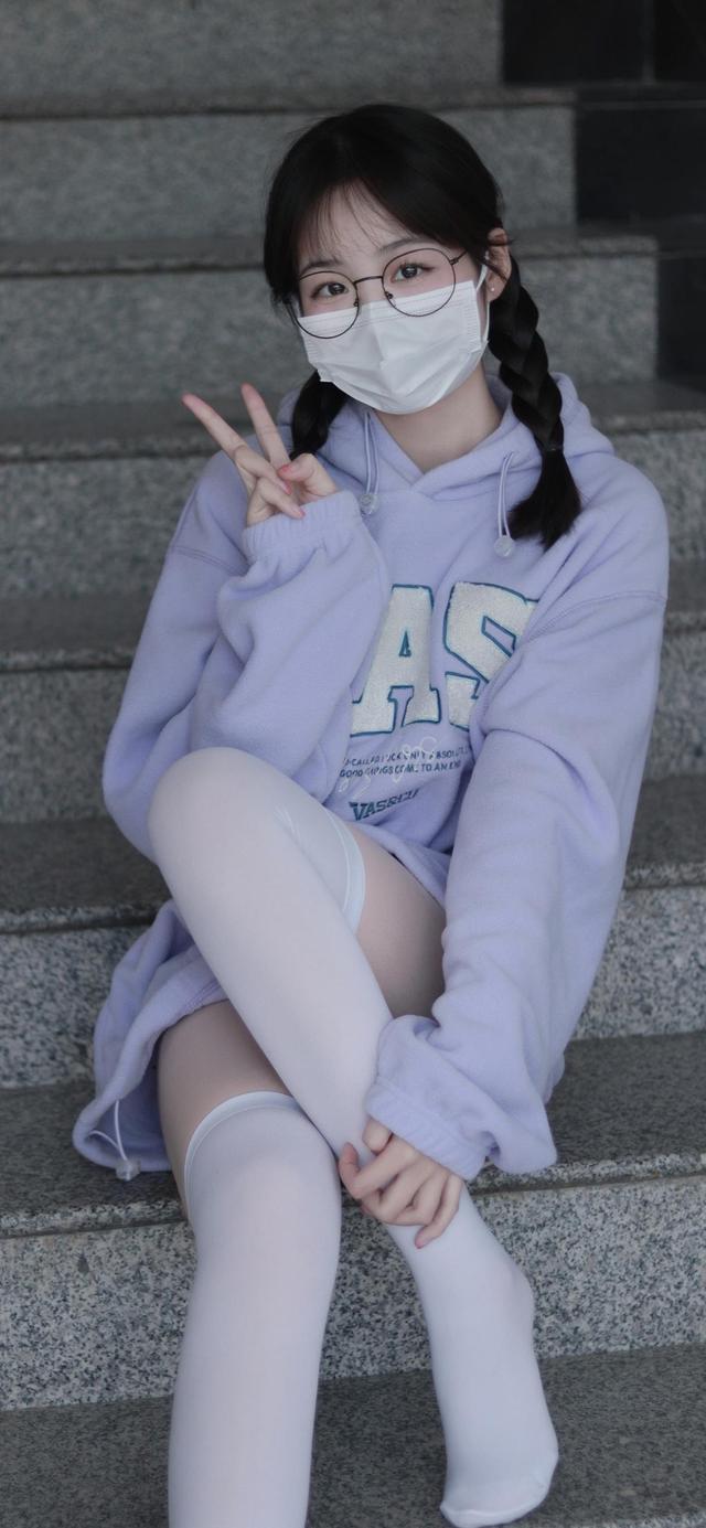 抖音上的最火锁屏壁纸，抖音上的最火锁屏壁纸 句子（抖音网红半口小希壁纸）