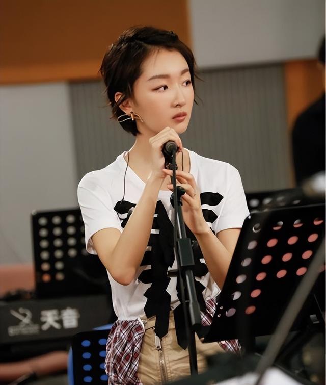 “取向成谜”周冬雨：曾当众内涵马思纯，后与王菲女儿关系引非议