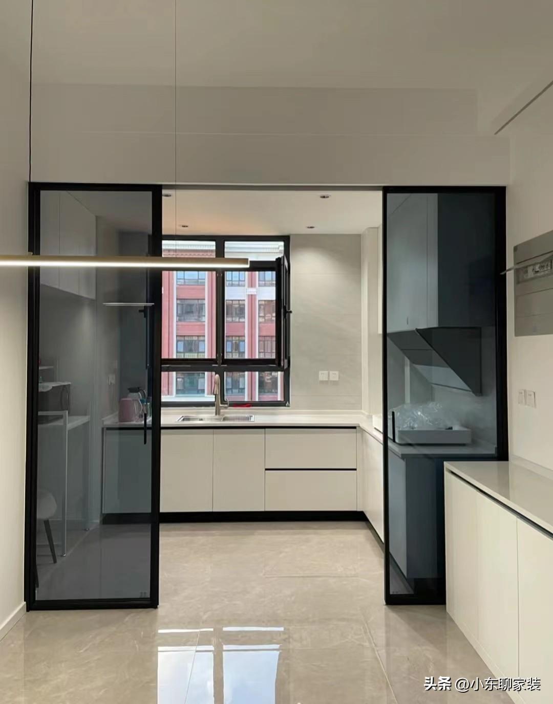 厨房门对阳台窗户风水好不好(客厅门对阳台窗户风水化解) - 珍缘易学