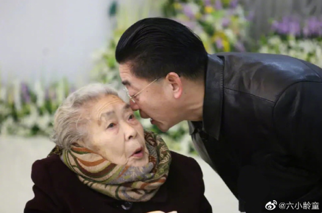 六小龄童身世简介，六小龄童悼念母亲百岁诞辰