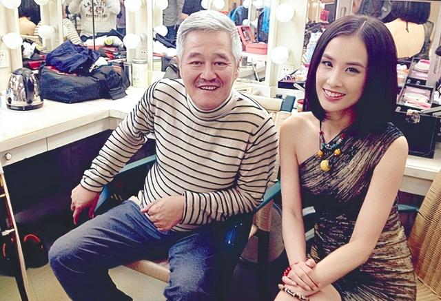 "卑微阔太"黄圣依：两亿零花钱却下跪赵本山，婚后亲自为婆婆洗澡