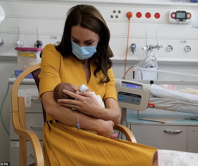 抱婴儿图片，婴儿图片大全可爱 真实照片（凯特王妃穿黄色连衣裙怀抱新生儿）