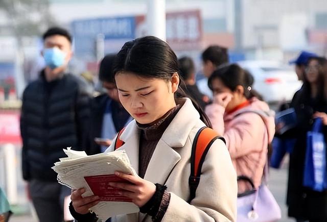 文理分科如何选择，女生高一文理分科如何选择（“理科生跟文科生”哪个发展好）