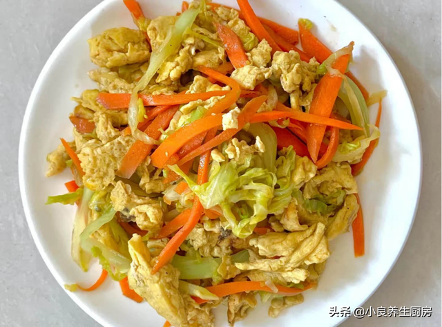 胡萝卜炒土鸡蛋的家常做法，常给孩子吃这菜