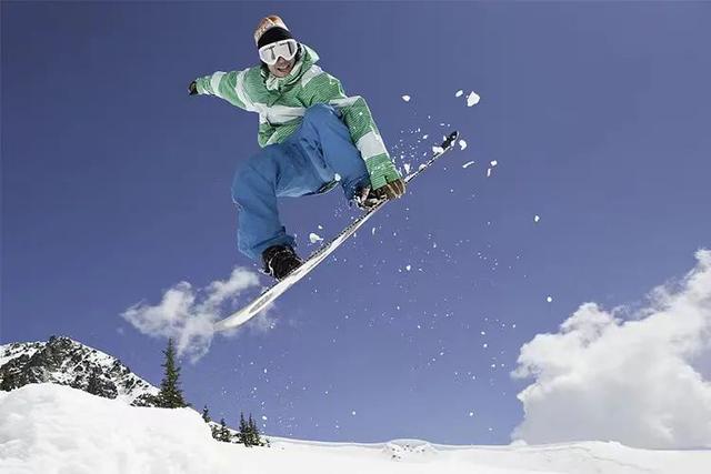 滑雪单板和双板哪个难，滑雪装备一套下来多少钱（单板滑雪好学还是双板滑雪好学）