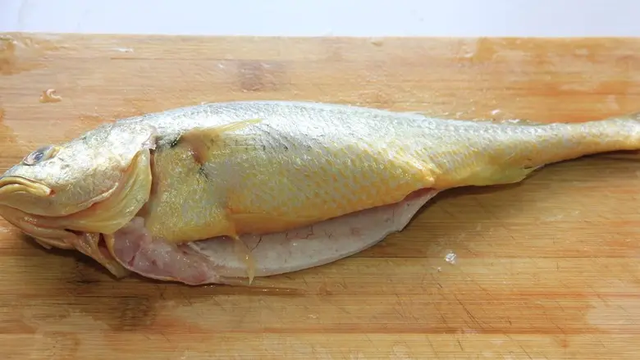 怎么蒸鱼好吃又简单，怎么蒸鱼好吃又简单窍门（最简单好吃的清蒸鱼）