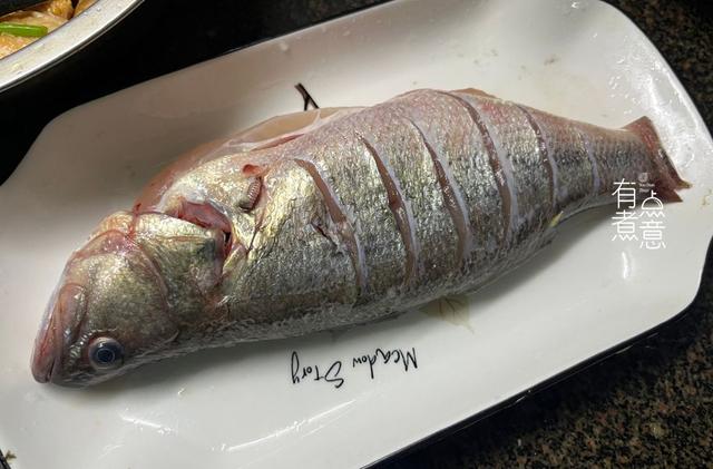 蒸鱼豉油怎么用，蒸鱼豉油做什么菜可以用（清蒸鱼时，放花生油还是玉米油）