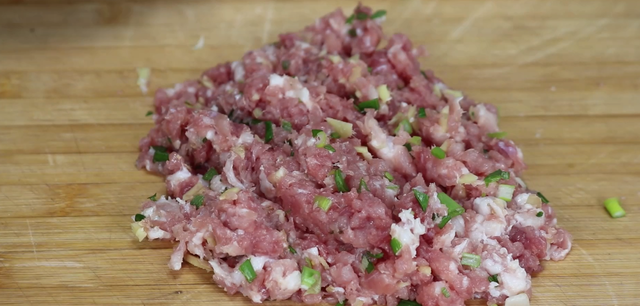 肉馅怎么调好吃，饺子肉馅怎么调才能松软好吃（花钱也买不到的饭店调馅配方）