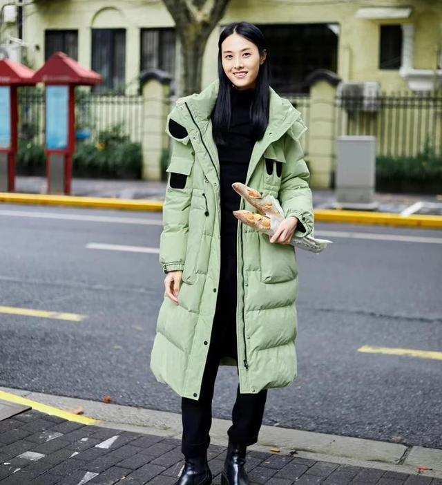 米白色配什么颜色是最佳的，米白色衣服搭配什么颜色好看（羽绒服里面尽量少穿毛衣）