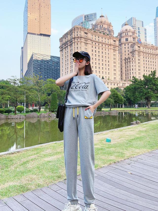 fendi小怪兽款衣服，22FW植绒小怪兽长裤坯布水洗手感看似简单的款式