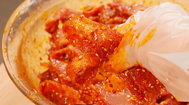 干豆皮怎么泡用开水还是热水，干油豆皮泡好后还用焯水吗（童年最喜欢吃的辣条）