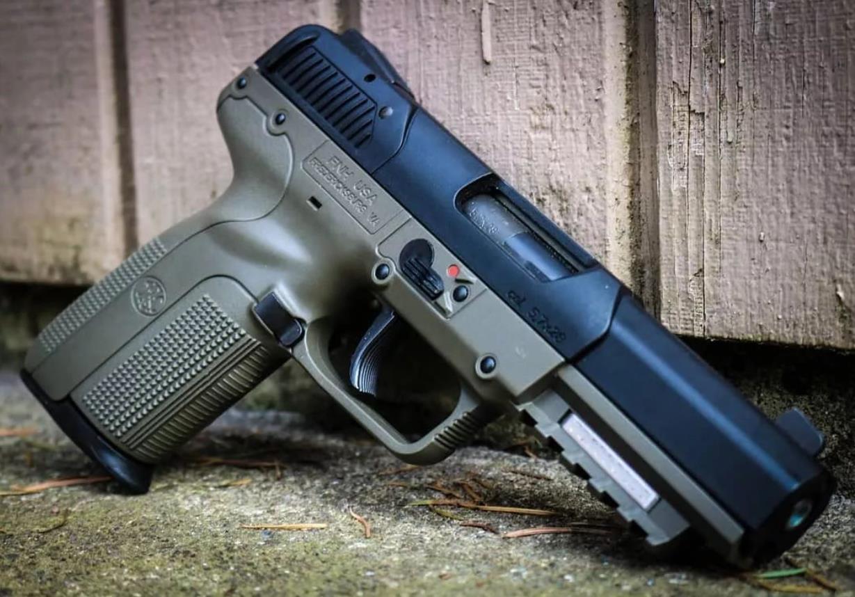 它的简称也叫做fn57手枪,由比利时著名枪械公司fn旗下,在上世纪90年代