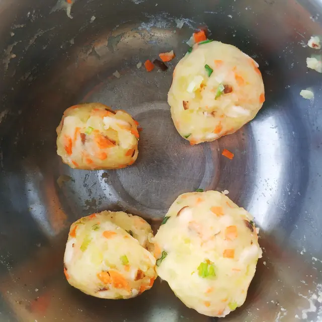 土豆泥饼怎么做，土豆泥饼的家常做法图（新手做土豆泥饼）