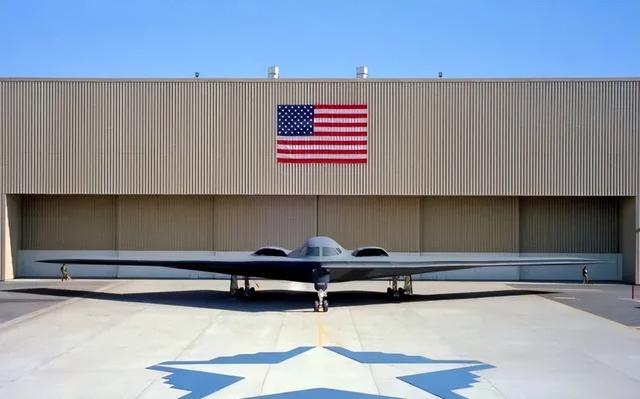 美军研发新轰炸机，我国新型战略轰炸机（美军B-21隐轰正式发布）